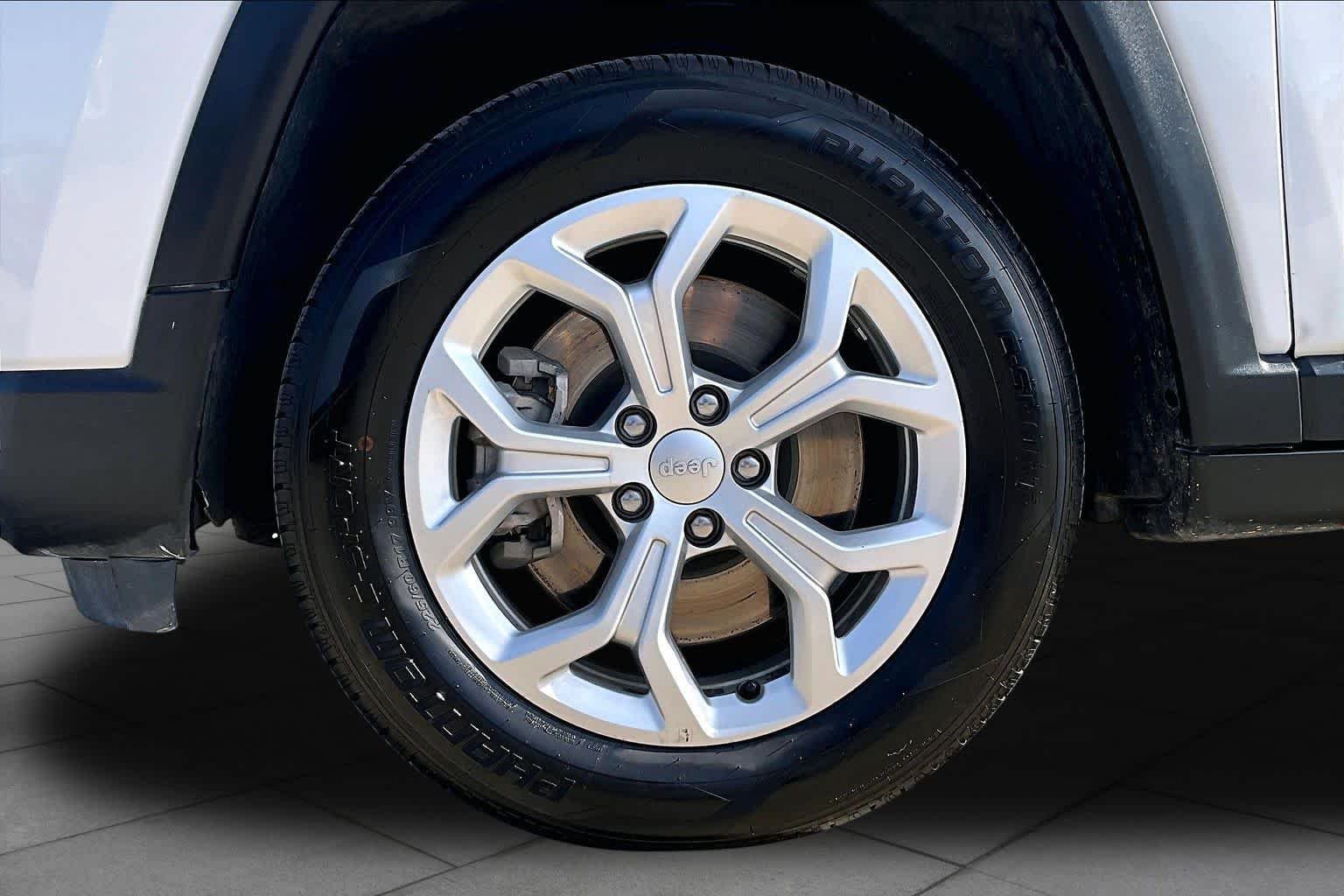 Used 2024 Bright White Clearcoat Jeep Latitude image 11