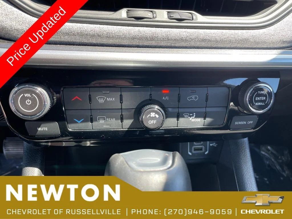 Used 2025 Bright White Clearcoat Jeep Latitude image 18