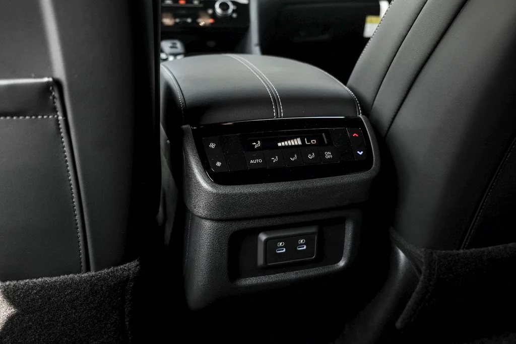 New 2027 2T RAD WHT INFINITI Sport AWD image 18