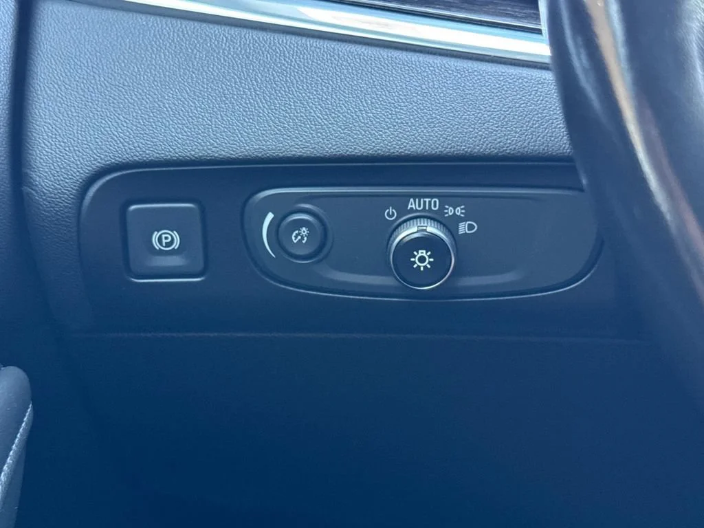 Used 2021 WHITE FROST TRICOAT Buick Avenir image 31