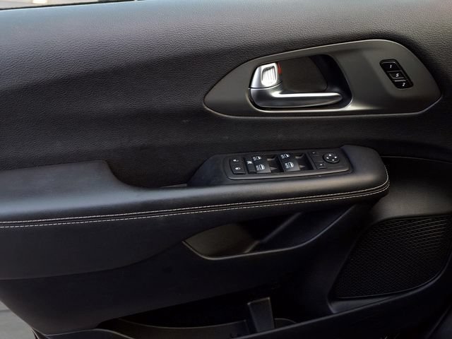Used 2025  Chrysler Select image 13