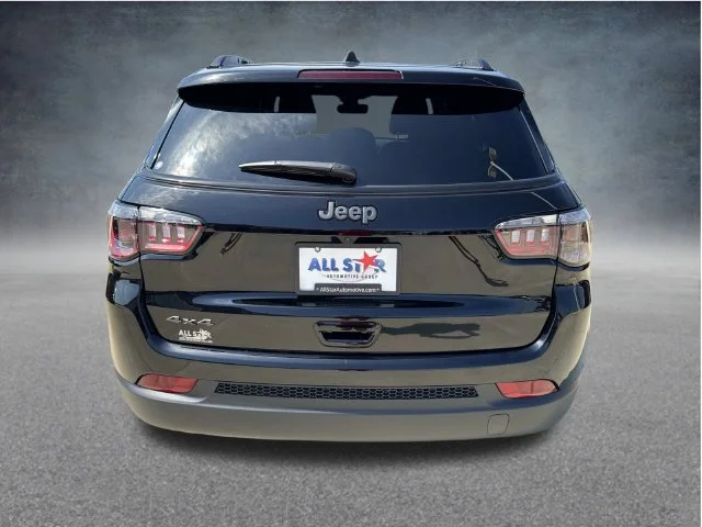 New 2026 Diamond Black Crystal Pearl-Coat Exterior Paint Jeep Latitude image 7