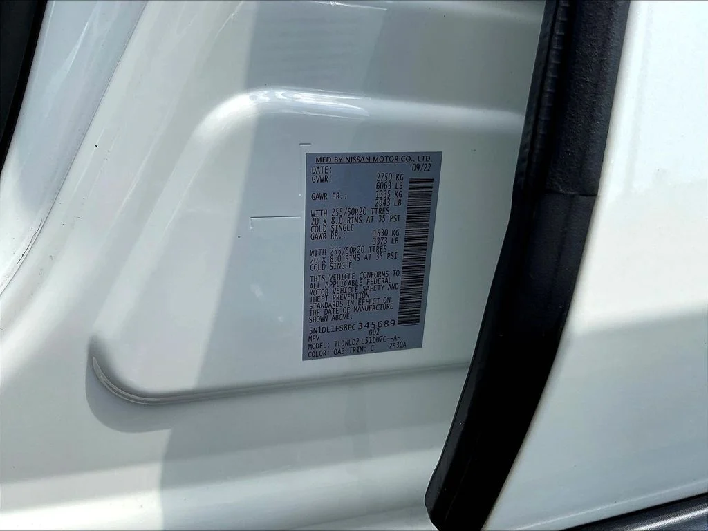 Used 2023 White INFINITI LUXE image 21