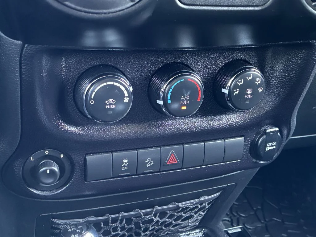 Used 2015 Silver Jeep Unlimited Sport image 27