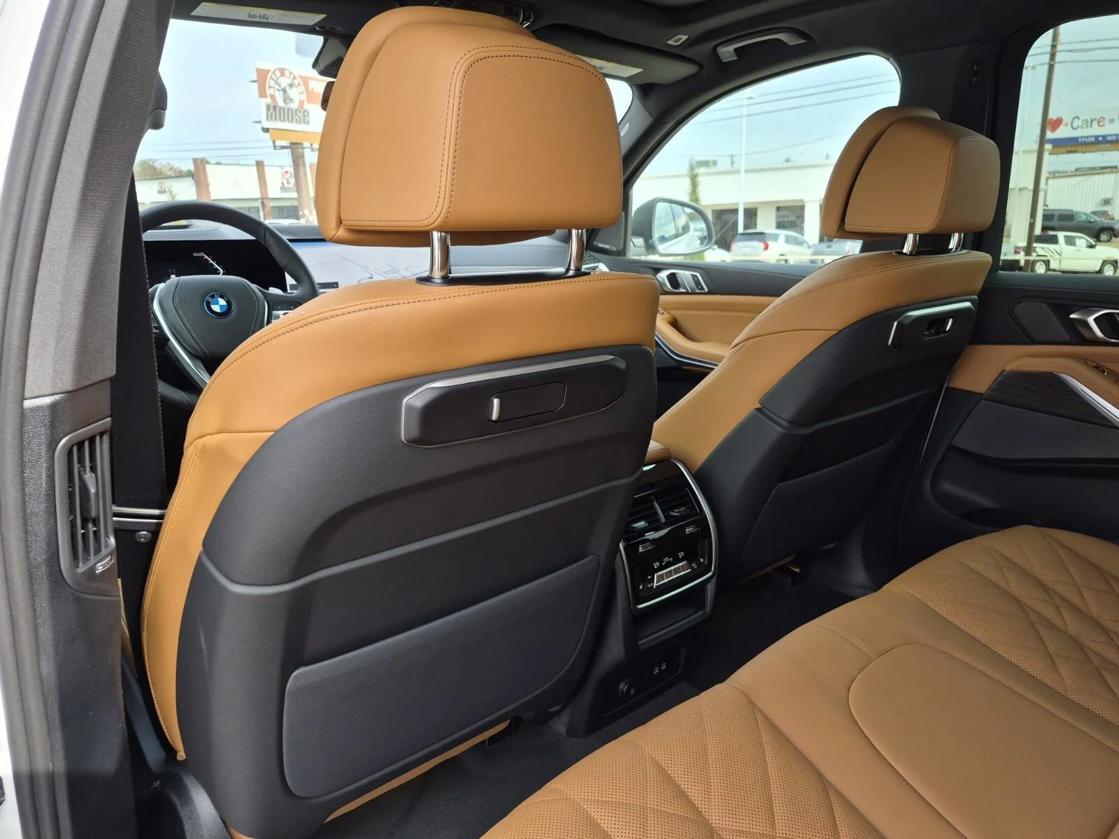 New 2026 Mineral White Metallic BMW xDrive50e image 30