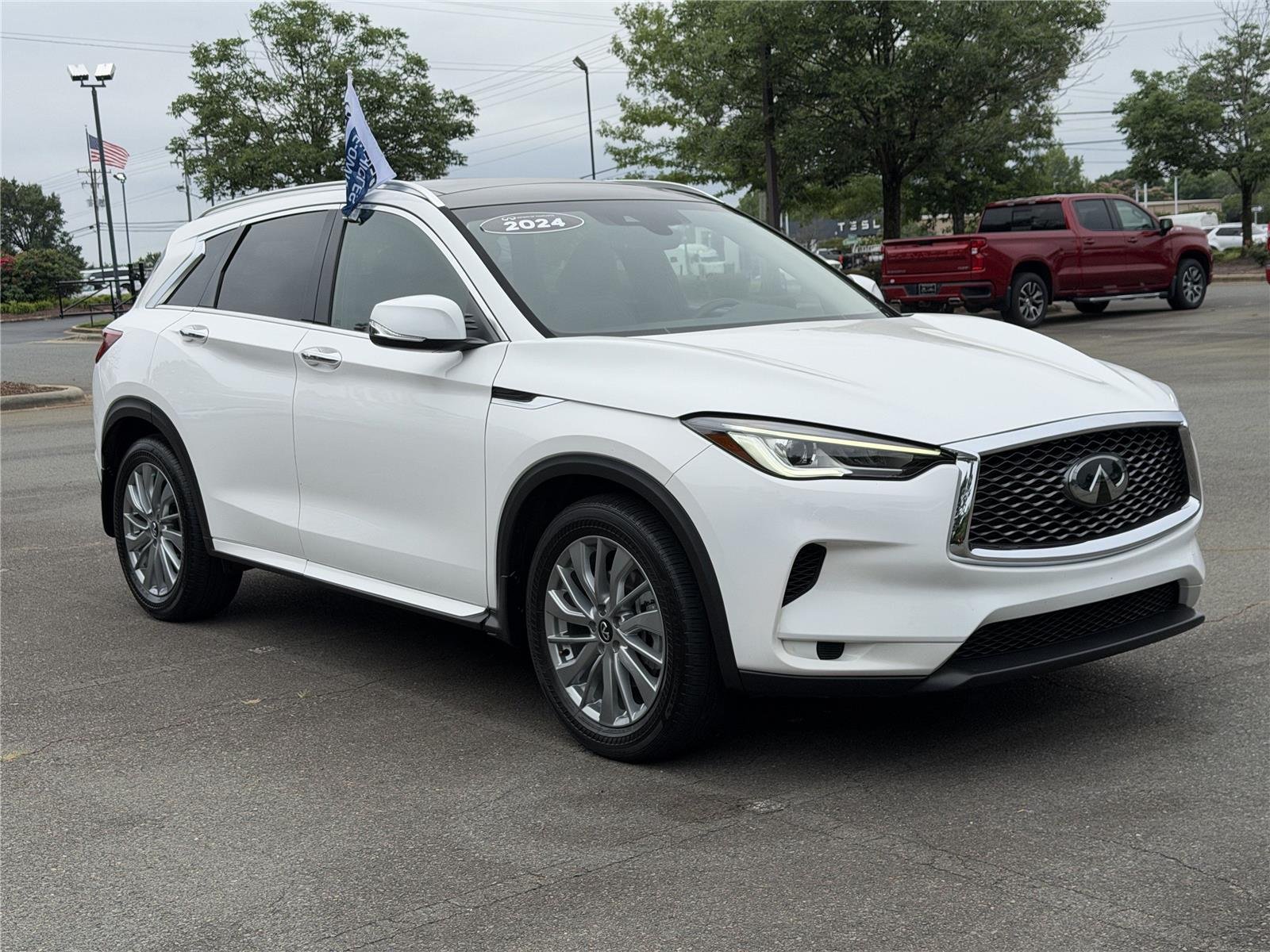 Used 2024 Lunar White INFINITI LUXE image 33