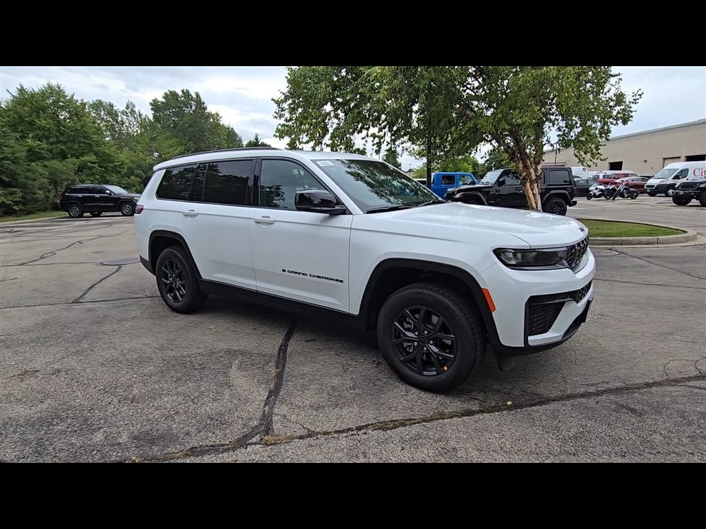 New 2027 Bright White Clear-Coat Paint Jeep Laredo Altitude image 10