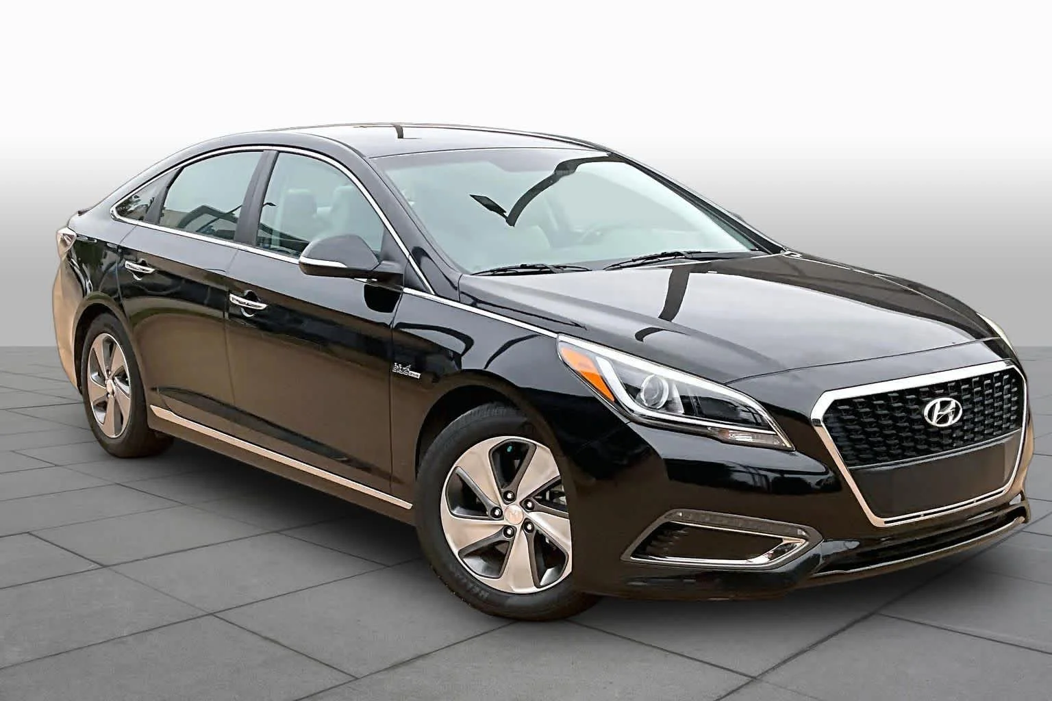 Used 2017 Eclipse Black Hyundai Limited image 3