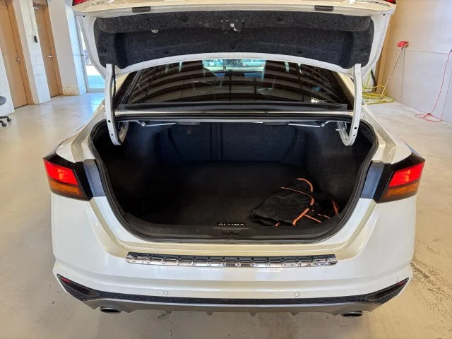 Used 2020 White Nissan 2.0 SR image 18