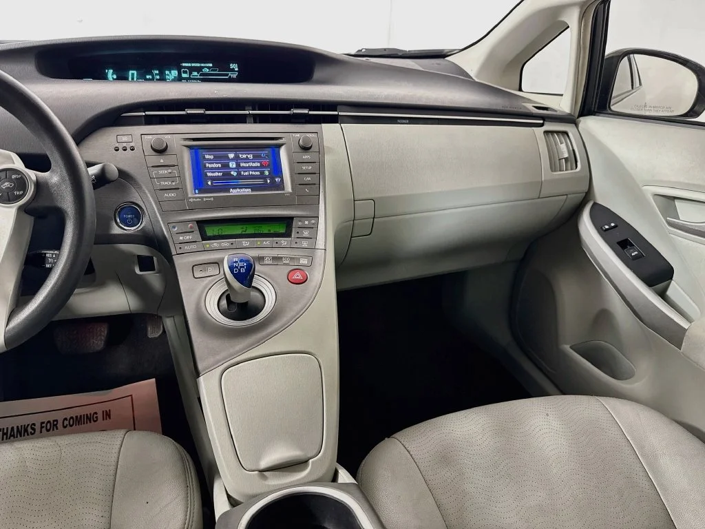 Used 2014 Silver Toyota Three image 27