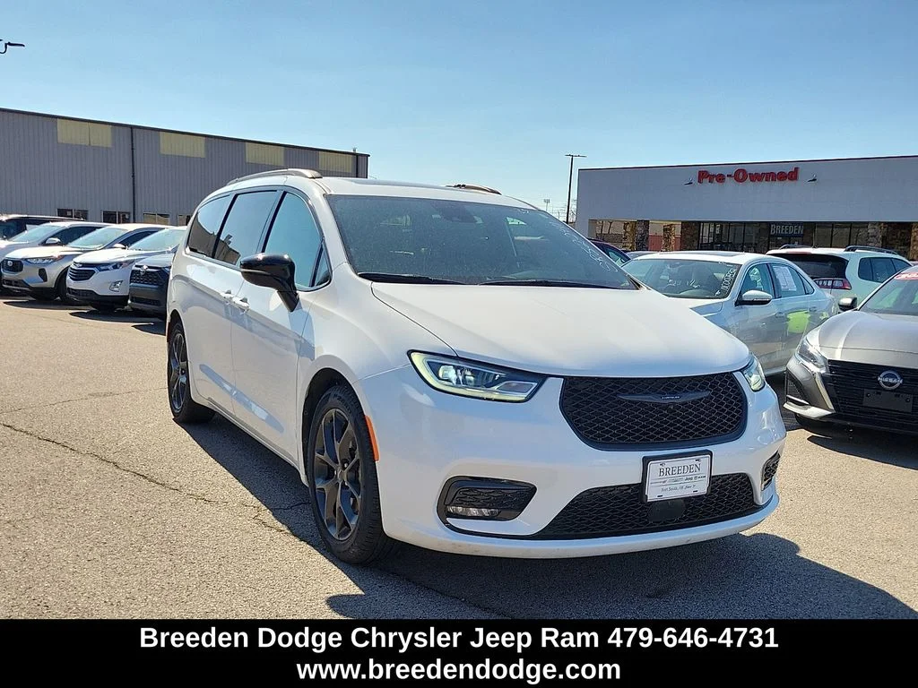 2025 Chrysler Pacifica Limited's photo