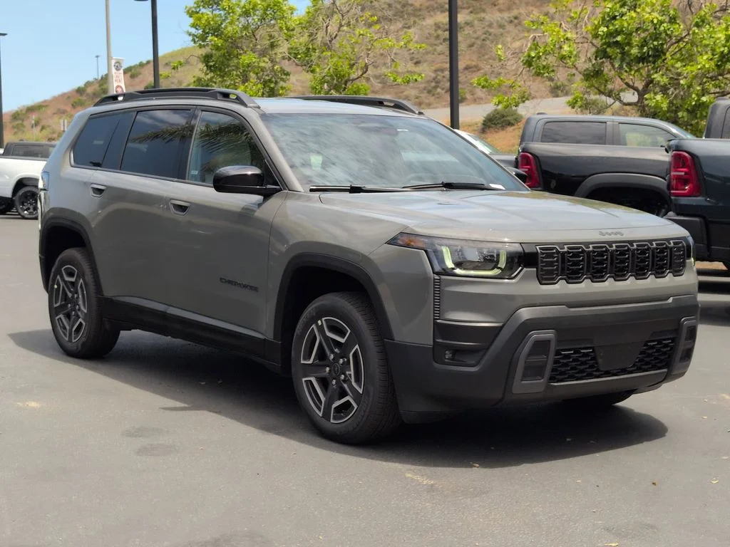 New 2026 Sting-Gray Clear-Coat Exterior Paint Jeep Laredo image 3