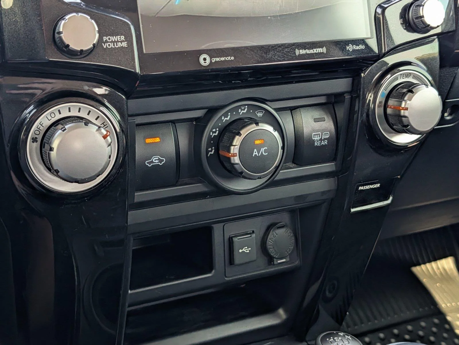 Used 2020 Midnight Black Metallic Toyota Venture image 19