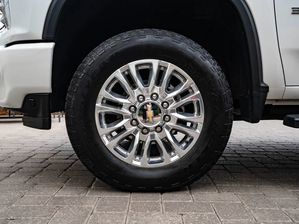 Used 2022 Iridescent Pearl Tricoat Chevrolet High Country image 13