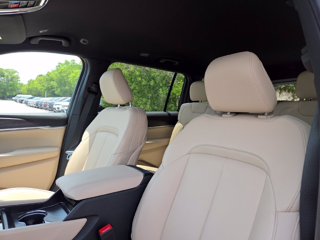 New 2026 Bright White Clear-Coat Exterior Paint Jeep Limited image 28