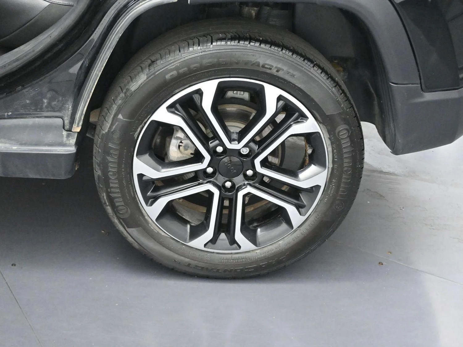 Used 2023 Diamond Black Crystal Pearlcoat Jeep Limited image 31