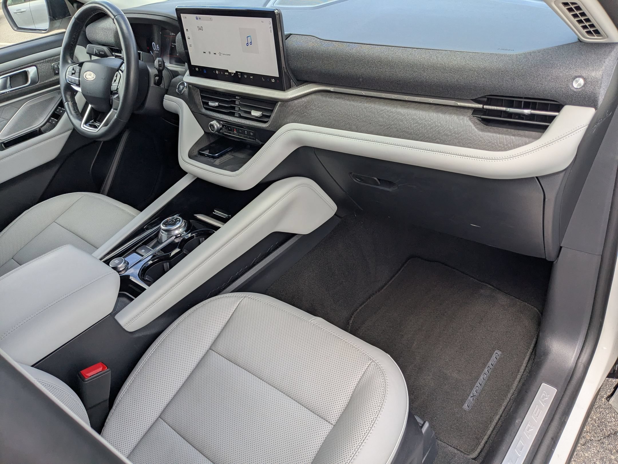 Used 2025 White Metallic Ford Platinum image 34