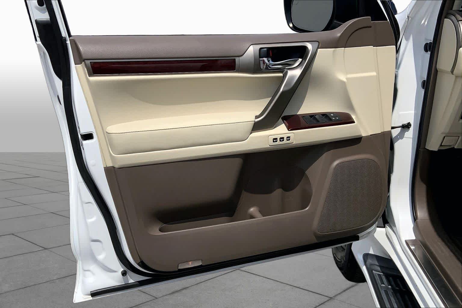Used 2014 Starfire Pearl Lexus  image 21