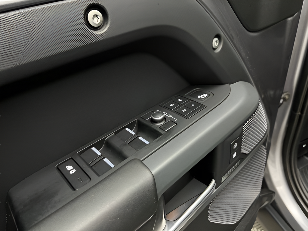 Used 2021  Land Rover X image 38
