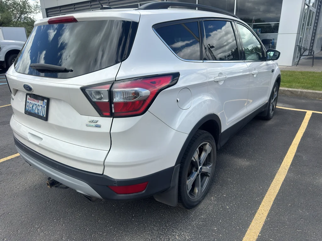Used 2017 White Platinum Tri-Coat Metallic Ford SE image 4