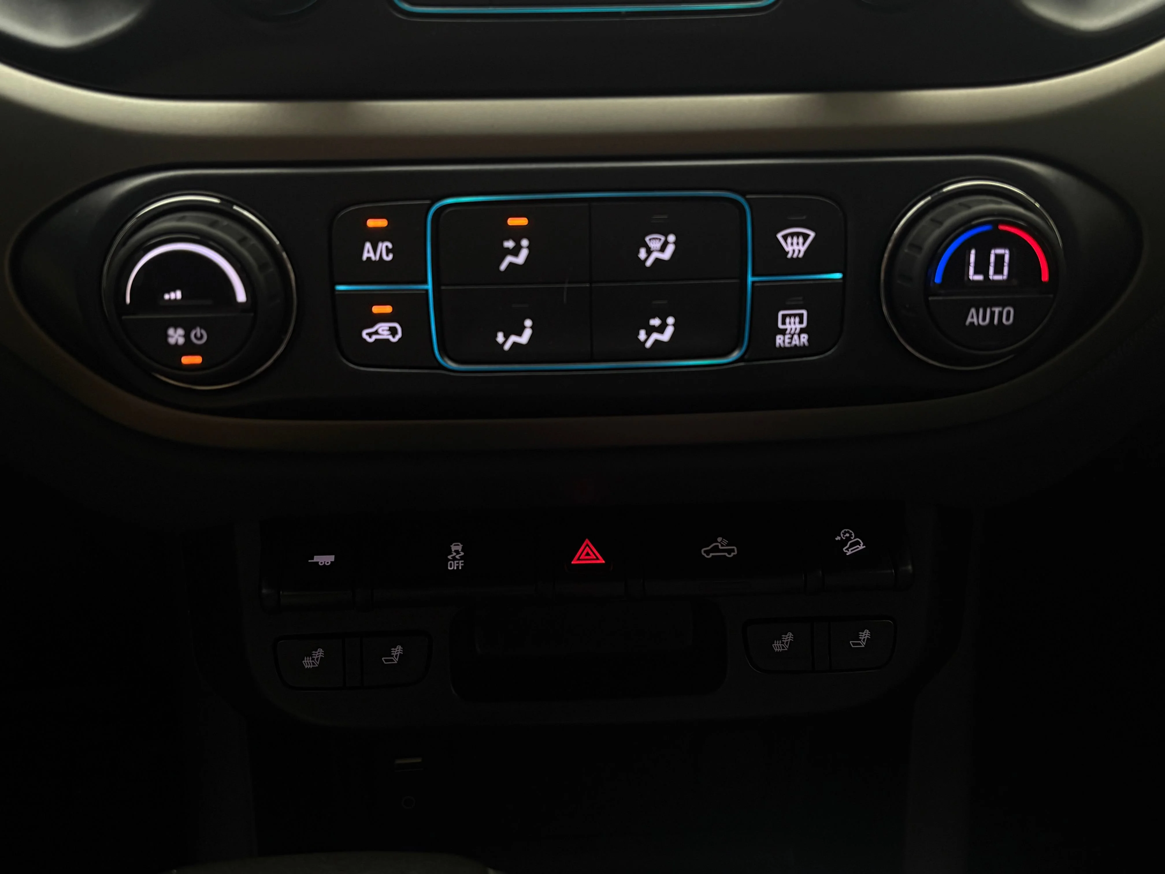 Used 2018 BLACK Chevrolet 4WD Z71 image 26