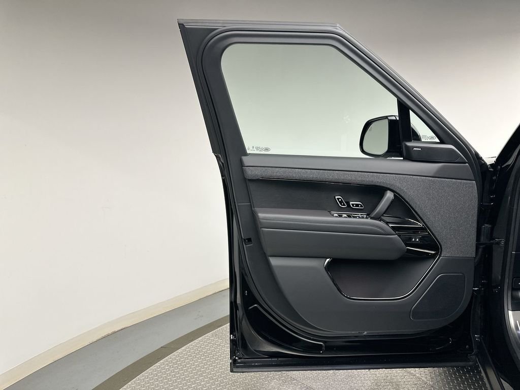 New 2026 Santorini Black LAND ROVER Dynamic SE image 17