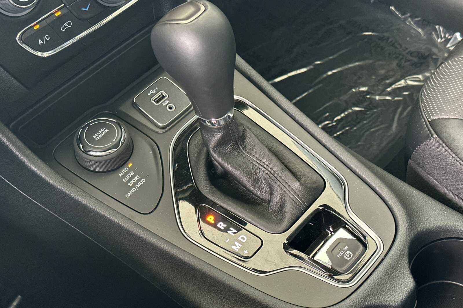 New 2023 Granite Crystal Metallic Clear-Coat Exterior Paint Jeep Altitude Lux image 22