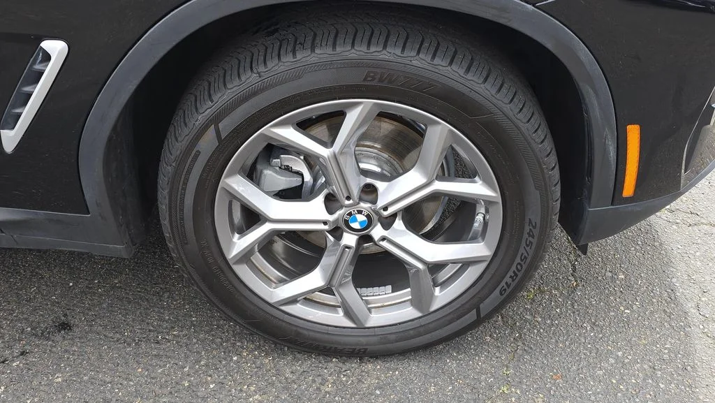 Used 2024 Black Sapphire Metallic BMW xDrive30i image 9