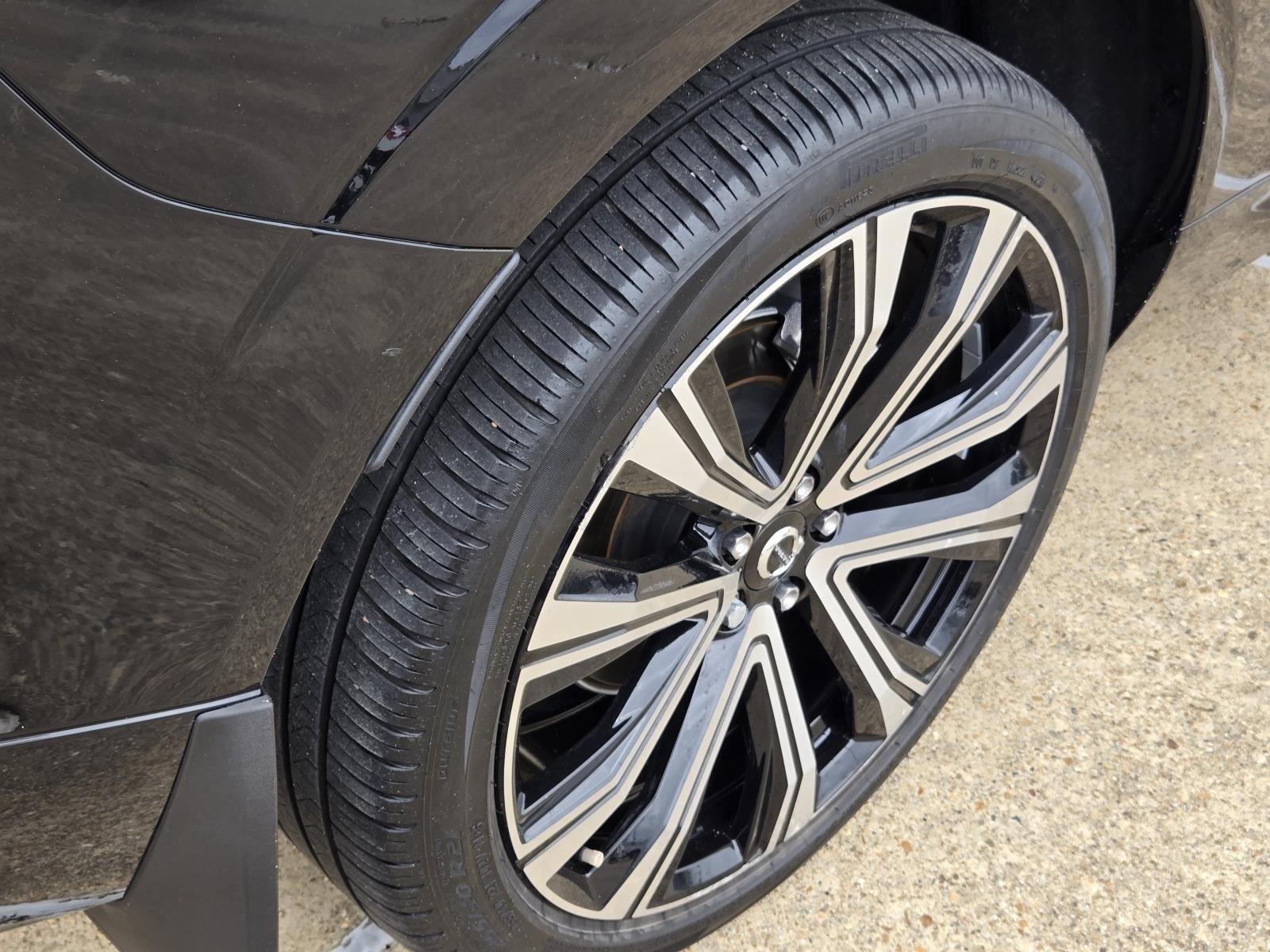 Used 2023 Onyx Black Metallic Volvo Ultimate image 12