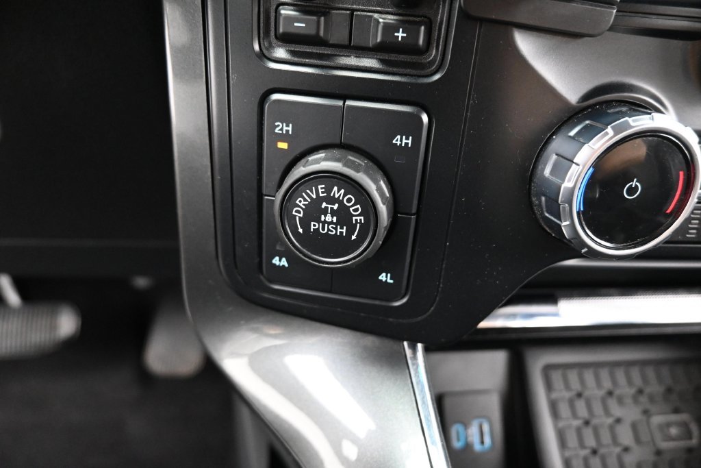 Used 2023 Gray Metallic Ford Lariat image 19