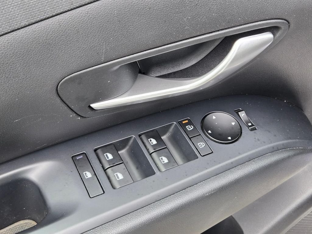 Used 2025 White Hyundai SEL Convenience image 14