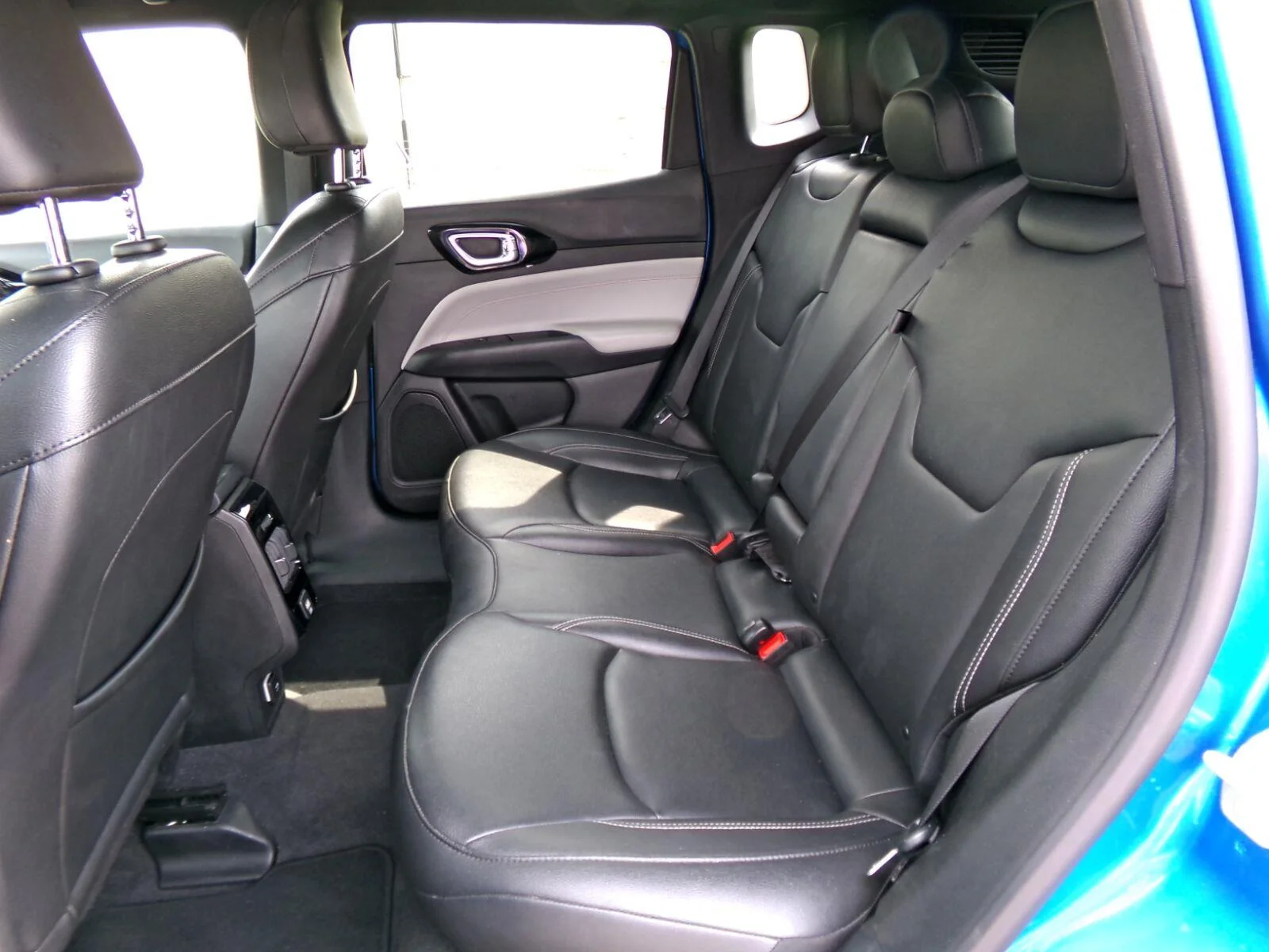 Used 2025 Hydro Blue Pearlcoat Jeep Limited image 13