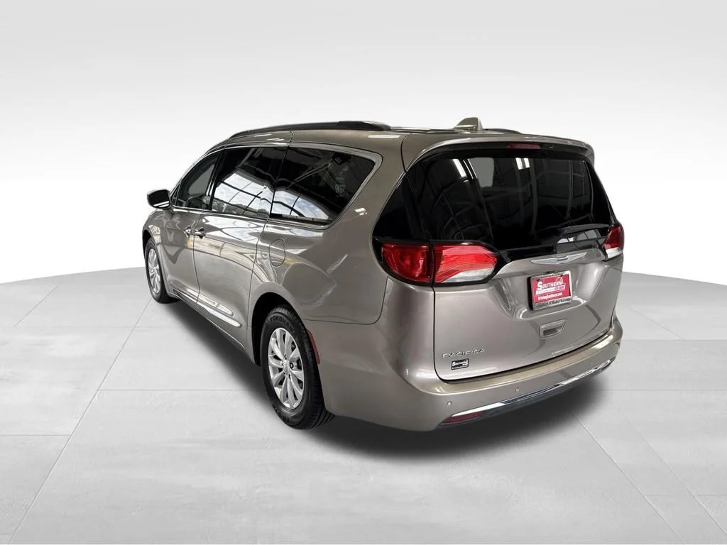 Used 2017 Gray Chrysler Touring L image 3