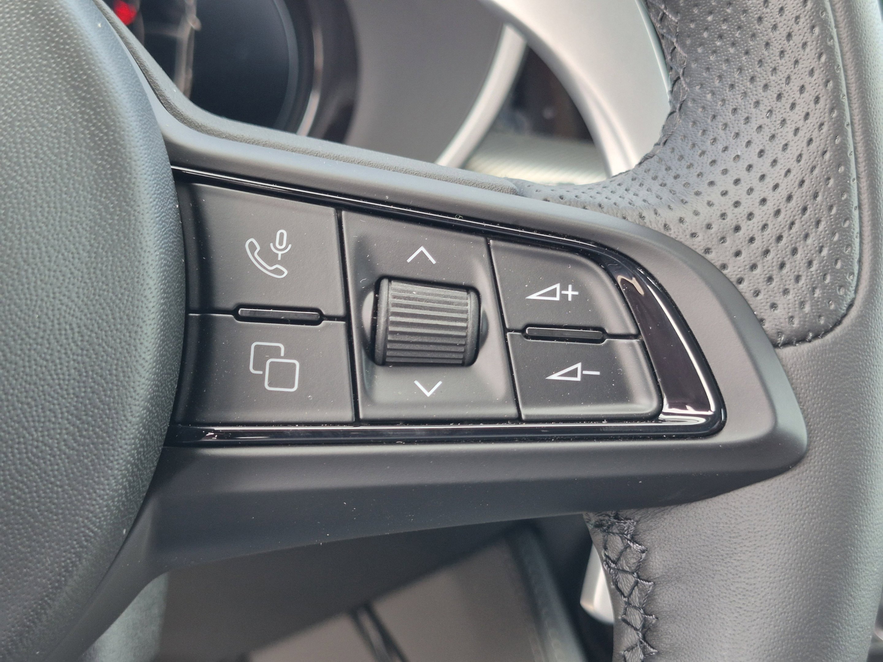 New 2026 Moonlight Gray Metallic Alfa Romeo  image 43