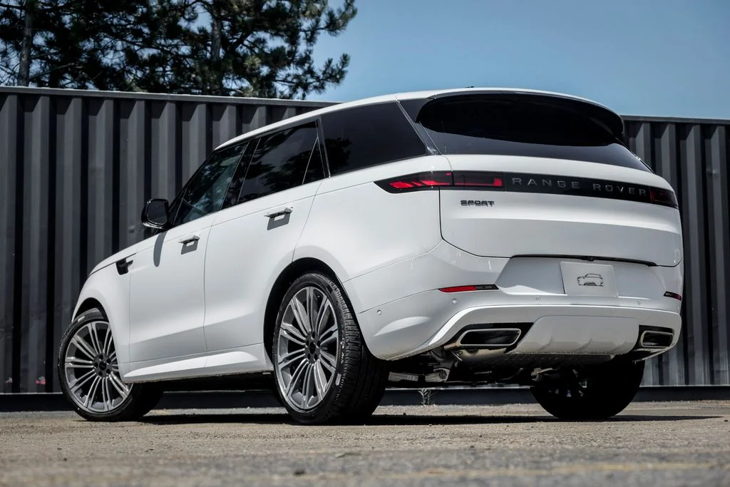 New 2026 Fuji White Land Rover Dynamic SE image 2