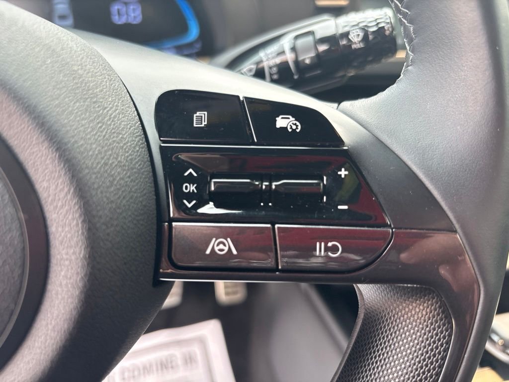 Used 2025 White Hyundai SEL Sport image 23
