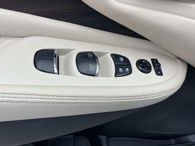 Used 2023  Nissan Platinum image 28