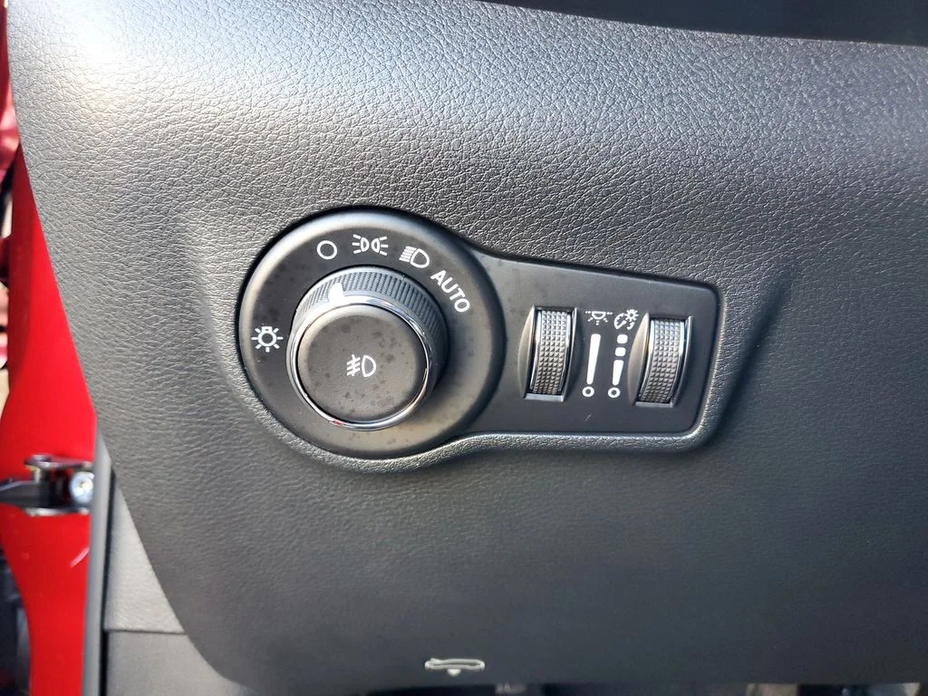 New 2026 Red Hot Pearl-Coat Exterior Paint Jeep Latitude image 27