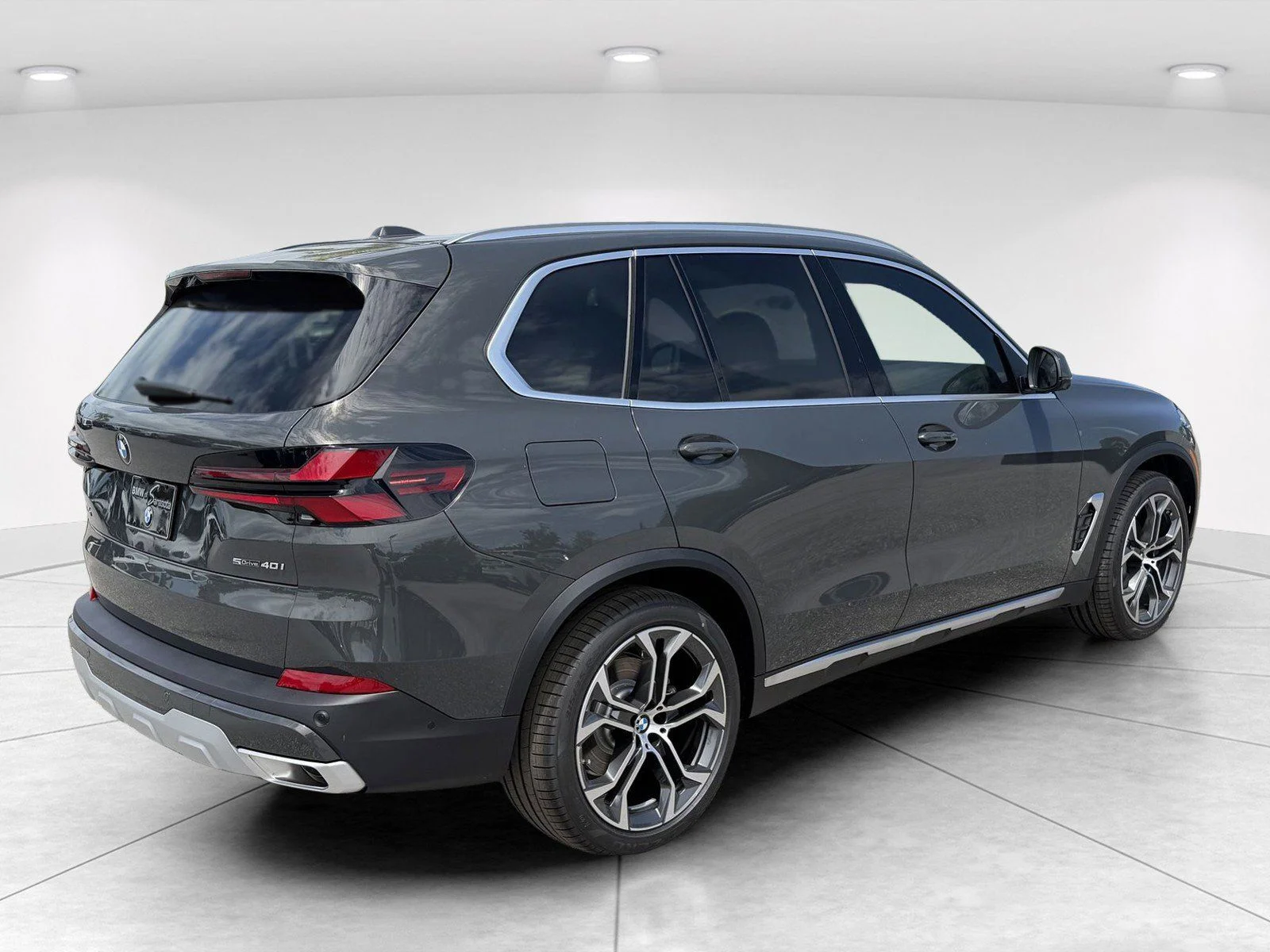 New 2026 Dravit Grey Metallic BMW sDrive40i image 4