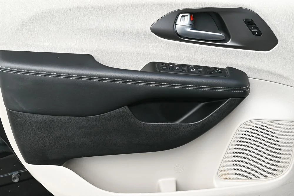 Used 2024 Black Chrysler Touring L image 15