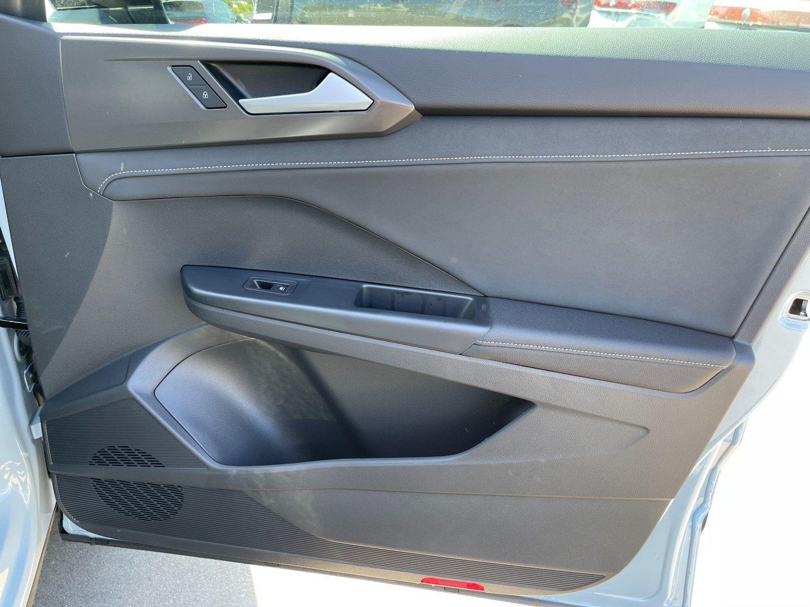 New 2026 Monument Gray w/Deep Black Roof Volkswagen SE Black image 38