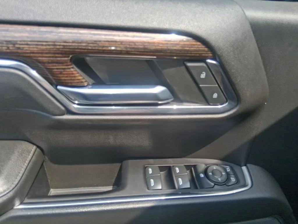 Used 2022 Silver GMC Elevation image 8
