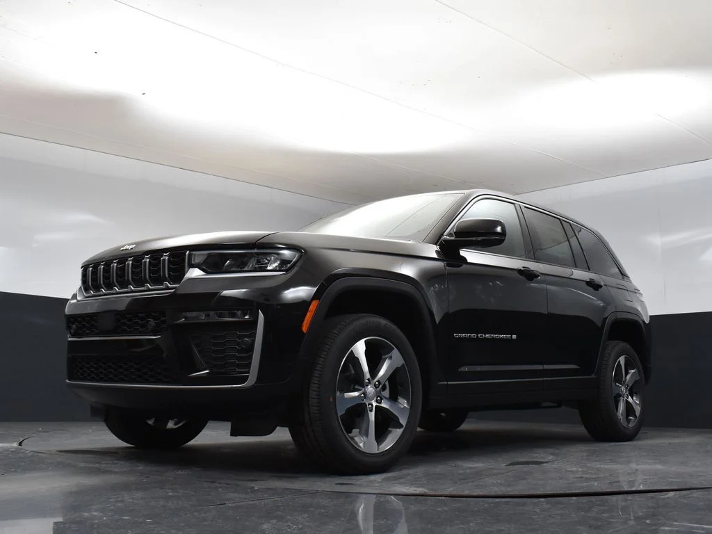 New 2026 Diamond Black Crystal Pearlcoat Jeep Limited image 32