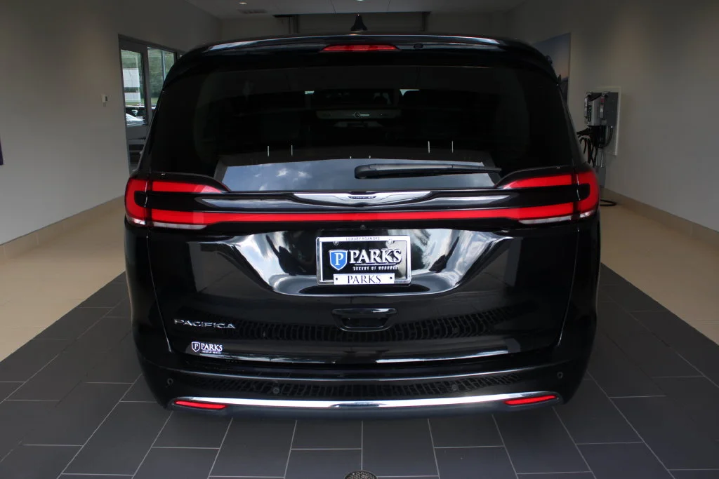Used 2024 Black Chrysler Touring L image 28