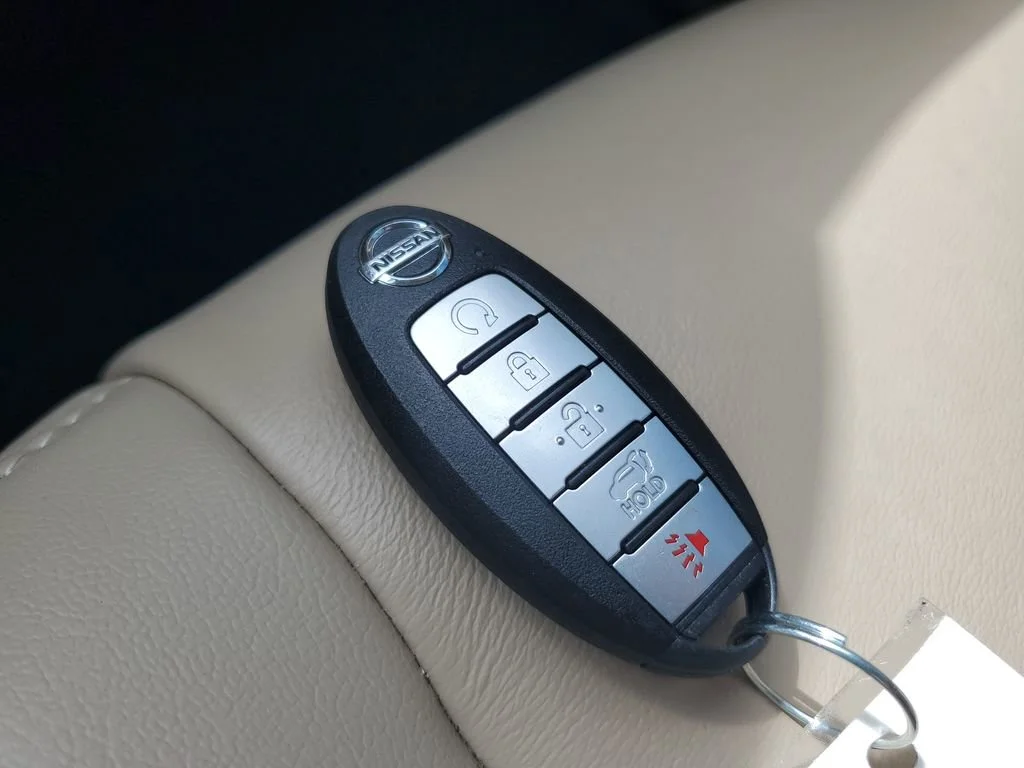 Used 2019 White Nissan Platinum image 23