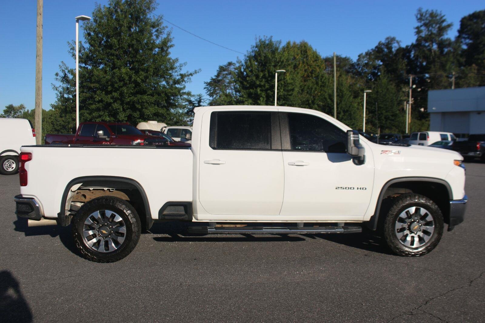 Used 2022 SUMMIT WHITE Chevrolet LT image 8