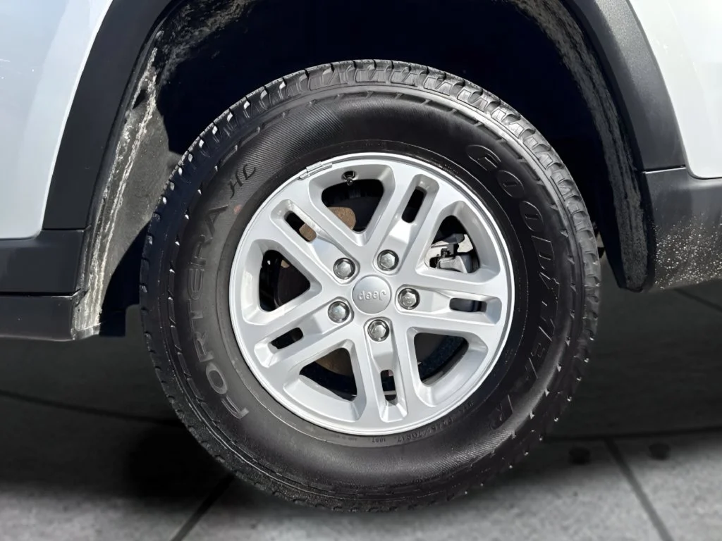 Used 2024 Silver Jeep Laredo image 29