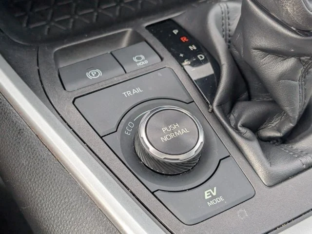 Used 2022 White Toyota XLE image 28