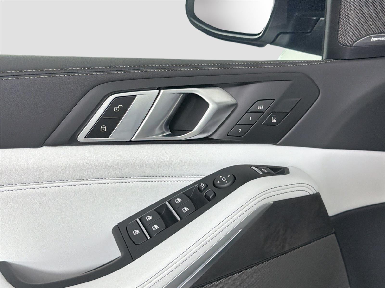 New 2026 Mineral White Metallic BMW xDrive40i image 16