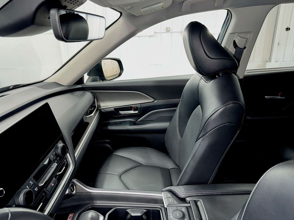 Used 2025 White Toyota XLE image 21